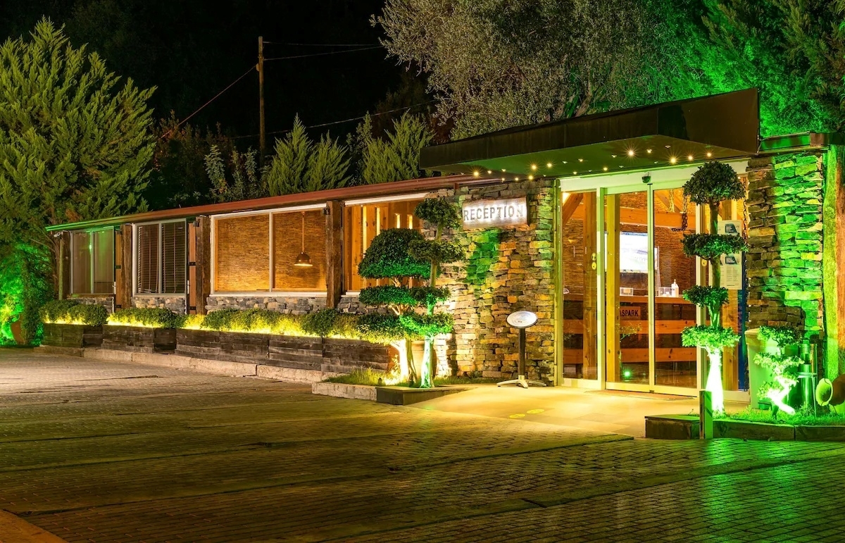 Manaspark Deluxe Hotel